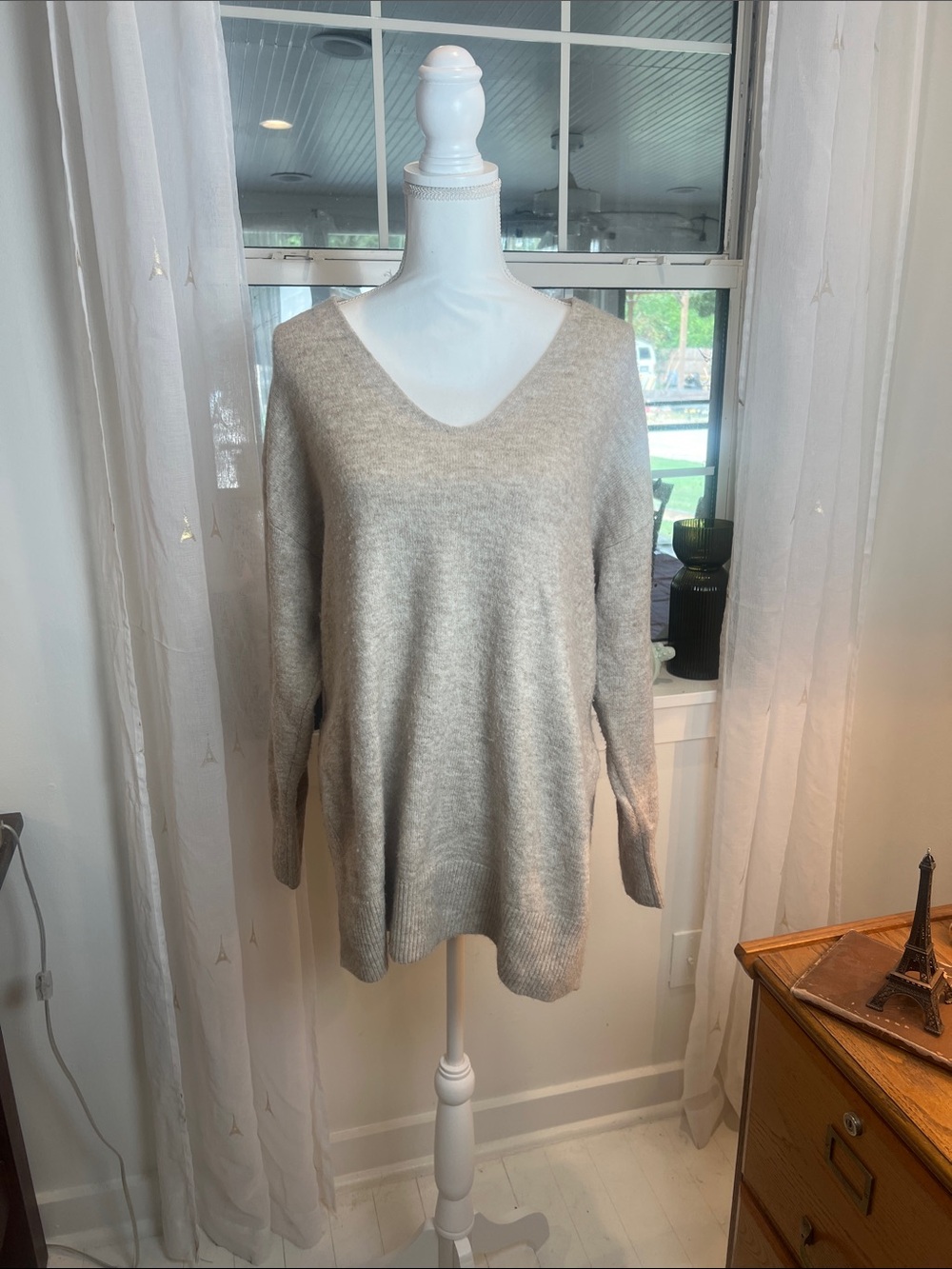 H&M Light Gray V-Neck Longline Sweater size small.